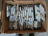 Partij divers hang en sluitwerk op pallet – foto 2 – kavel bij Onlineveilingmeester, Smilde