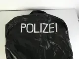 Zwarte leren Motoroverall met witte strepen en POLIZEI opdruk – foto 8 – kavel bij De Kringwinkel, Heverlee