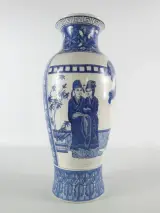 Chinese Blauw-Witte Porseleinen Vaas met rijkelijk gedecoreerde scènes – kavel bij De Kringwinkel, Heverlee