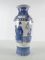 Chinese Blauw-Witte Porseleinen Vaas met rijkelijk gedecoreerde scènes – foto 2 – kavel bij De Kringwinkel, Heverlee