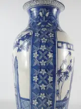 Chinese Blauw-Witte Porseleinen Vaas met rijkelijk gedecoreerde scènes – foto 12 – kavel bij De Kringwinkel, Heverlee