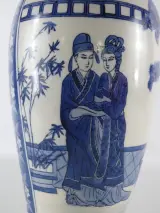 Chinese Blauw-Witte Porseleinen Vaas met rijkelijk gedecoreerde scènes – foto 13 – kavel bij De Kringwinkel, Heverlee