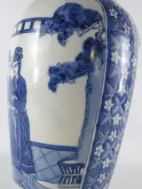 Chinese Blauw-Witte Porseleinen Vaas met rijkelijk gedecoreerde scènes – foto 14 – kavel bij De Kringwinkel, Heverlee