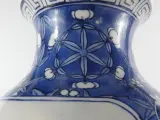 Chinese Blauw-Witte Porseleinen Vaas met rijkelijk gedecoreerde scènes – foto 16 – kavel bij De Kringwinkel, Heverlee
