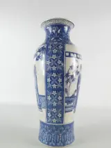Chinese Blauw-Witte Porseleinen Vaas met rijkelijk gedecoreerde scènes – foto 3 – kavel bij De Kringwinkel, Heverlee
