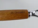 Set van 2 gietijzeren Le Creuset koekenpannen met houten handvatten – foto 2 – kavel bij De Kringwinkel, Heverlee