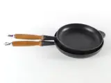 Set van 2 gietijzeren Le Creuset koekenpannen met houten handvatten – foto 12 – kavel bij De Kringwinkel, Heverlee