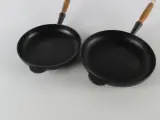 Set van 2 gietijzeren Le Creuset koekenpannen met houten handvatten – foto 3 – kavel bij De Kringwinkel, Heverlee