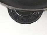 Set van 2 gietijzeren Le Creuset koekenpannen met houten handvatten – foto 4 – kavel bij De Kringwinkel, Heverlee