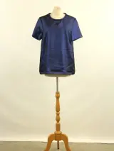 Marc by Marc Jacobs – Donkerblauwe damesblouse met glanzende afwerking – Maat M – foto 2 – kavel bij De Kringwinkel, Antwerpen