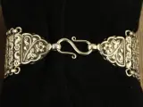 Indiase verzilverde armband met florale en haaifiguren – foto 6 – kavel bij De Kringwinkel, Antwerpen