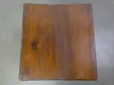 Houten bijzettafel/kruk met natuurlijke takkenpoten – foto 2 – kavel bij De Kringwinkel, Heverlee