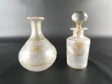 Set van 2 vintage glazen karaffen met goudkleurige decoratie – foto 2 – kavel bij De Kringwinkel, Heverlee