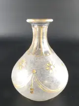 Set van 2 vintage glazen karaffen met goudkleurige decoratie – foto 13 – kavel bij De Kringwinkel, Heverlee
