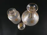 Set van 2 vintage glazen karaffen met goudkleurige decoratie – foto 20 – kavel bij De Kringwinkel, Heverlee