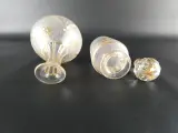 Set van 2 vintage glazen karaffen met goudkleurige decoratie – foto 3 – kavel bij De Kringwinkel, Heverlee
