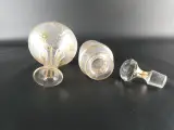 Set van 2 vintage glazen karaffen met goudkleurige decoratie – foto 4 – kavel bij De Kringwinkel, Heverlee