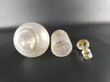 Set van 2 vintage glazen karaffen met goudkleurige decoratie – foto 6 – kavel bij De Kringwinkel, Heverlee