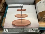Partij woonaccessoires w.o. etagère, poef, wandkapstok, badmat – foto 2 – kavel bij Onlineveilingmeester, Hoogeveen