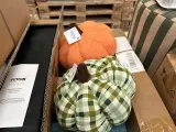 Partij woonaccessoires w.o. etagère, poef, wandkapstok, badmat – foto 4 – kavel bij Onlineveilingmeester, Hoogeveen