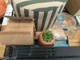 Partij woonaccessoires w.o. etagère, poef, wandkapstok, badmat – foto 7 – kavel bij Onlineveilingmeester, Hoogeveen