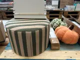 Partij woonaccessoires w.o. etagère, poef, wandkapstok, badmat – foto 10 – kavel bij Onlineveilingmeester, Hoogeveen