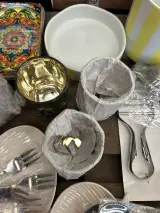 Partij huis-en keukenartikelen w.o. servies, picknickmand, theepot, bestek, mini wafelmaker W.o. H&M Home, Ikea, Thermomix – foto 12 – kavel bij Onlineveilingmeester, Hoogeveen