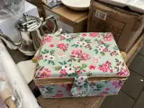 Partij huis-en keukenartikelen w.o. servies, picknickmand, theepot, bestek, mini wafelmaker W.o. H&M Home, Ikea, Thermomix – foto 13 – kavel bij Onlineveilingmeester, Hoogeveen