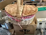 Partij huis-en keukenartikelen w.o. servies, picknickmand, theepot, bestek, mini wafelmaker W.o. H&M Home, Ikea, Thermomix – foto 8 – kavel bij Onlineveilingmeester, Hoogeveen
