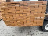 Ca. 96x Guyana Teak Planken Fijnbezaagd, 31x80mm, lengte 305cm – foto 3 – kavel bij Onlineveilingmeester