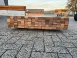 Ca. 130x Guyana Teak Onderliggers Geschaafd Gevingerlast, 40x60mm, lengte 395cm – foto 3 – kavel bij Onlineveilingmeester