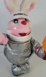 Duracell astronaut konijn met vlag – foto 3 – kavel bij De Kringwinkel, Turnhout