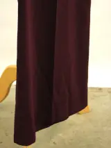 Caroline Biss soepelvallende auberginekleurige elegante damespantalon met wijde pijpen en zilverkleurige knopen – foto 5 – kavel bij De Kringwinkel, Antwerpen