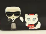 Karl Lagerfeld – Karl in Tokyo collectie zwarte lederen handtas met rode binnenkant – foto 3 – kavel bij De Kringwinkel, Antwerpen