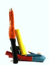 Kleurrijke keramische sculptuur – Drie figuren in acrobatische compositie – foto 2 – kavel bij De Kringwinkel, Dilsen