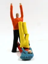 Kleurrijke keramische sculptuur – Drie figuren in acrobatische compositie – foto 3 – kavel bij De Kringwinkel, Dilsen