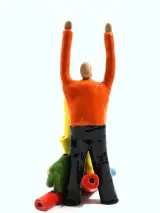 Kleurrijke keramische sculptuur – Drie figuren in acrobatische compositie – foto 5 – kavel bij De Kringwinkel, Dilsen
