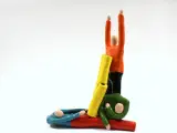 Kleurrijke keramische sculptuur – Drie figuren in acrobatische compositie – foto 6 – kavel bij De Kringwinkel, Dilsen