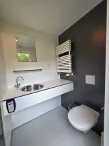 Dubbel sanitair huisje camping, XHC Bouw, Dubbele unit, zwart, 2021 – foto 2 – kavel bij Onlineveilingmeester, Balkbrug