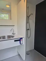 Dubbel sanitair huisje camping, XHC Bouw, Dubbele unit, zwart, 2021 – foto 12 – kavel bij Onlineveilingmeester, Balkbrug