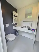 Dubbel sanitair huisje camping, XHC Bouw, Dubbele unit, zwart, 2021 – foto 14 – kavel bij Onlineveilingmeester, Balkbrug