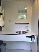 Dubbel sanitair huisje camping, XHC Bouw, Dubbele unit, zwart, 2021 – foto 16 – kavel bij Onlineveilingmeester, Balkbrug