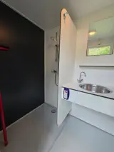 Dubbel sanitair huisje camping, XHC Bouw, Dubbele unit, zwart, 2021 – foto 3 – kavel bij Onlineveilingmeester, Balkbrug