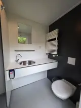 Dubbel sanitair huisje camping, XHC Bouw, Dubbele unit, zwart, 2021 – foto 4 – kavel bij Onlineveilingmeester, Balkbrug