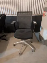 Bureau met 4x bureaustoel – foto 5 – kavel bij Onlineveilingmeester, Almere