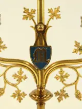 Klassieke elektrische kandelaar met 3 armen en decoratief schild – foto 3 – kavel bij De Kringwinkel, Antwerpen