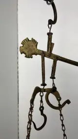 Unster hangweegschaal met koperen schaal en gesmede kettingen – foto 3 – kavel bij De Kringwinkel, Oostkamp