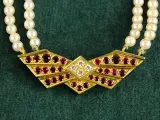 Parelketting met 18k gouden broche-hanger, diamant en robijnen – foto 2 – kavel bij De Kringwinkel, Antwerpen
