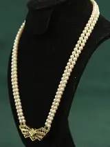 Parelketting met 18k gouden broche-hanger, diamant en robijnen – foto 13 – kavel bij De Kringwinkel, Antwerpen