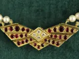 Parelketting met 18k gouden broche-hanger, diamant en robijnen – foto 14 – kavel bij De Kringwinkel, Antwerpen